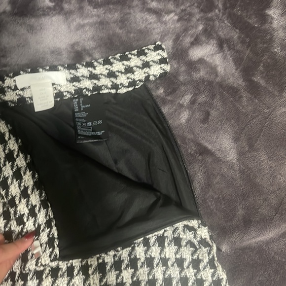 Plaid white/black mini skirt with faux pockets. Side Zipper and metal clasp. - Picture 5 of 7